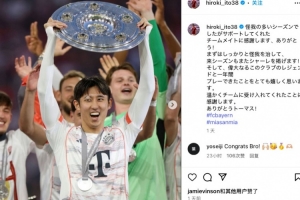 华体会官网-伊藤洋辉社媒晒举德甲奖盘照并致意穆勒：荣幸和传奇共事一个赛季