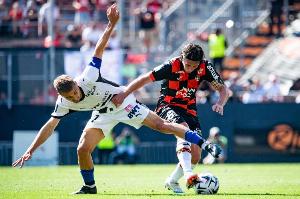 华体会hth注册-记者：在洛里昂4-0雷恩比赛前，客队向主队借蓝色球袜才得以参赛